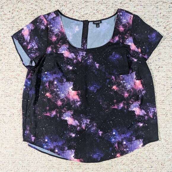Torrid Galaxy Blouse Button Back Scoop Neck Size 1 XL All Over Print Space - Picture 1 of 5